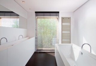 Vasco IRIS HDRM licht gebogen handdoekradiator 2022 x 900 (1978 watt)  kleur Ral 9005 ZWART