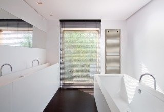 Vasco IRIS HDRM licht gebogen handdoekradiator 690 x 900 (694 watt)  kleur Ral 9005 ZWART
